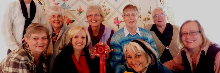 Hierdie vrolike dames het 'n 2de prys losgeslaan met die maak van die kwilt, met voor vlnr Suzette Reyneke, Rentia van Jaarsveld, Grietjie Meyer en Nettie le Roux. Agter vlnr is Adrie Wessels, Hettie Lass, Olga Swanepoel, Rika Hoffman en Mansie Pienaar. 